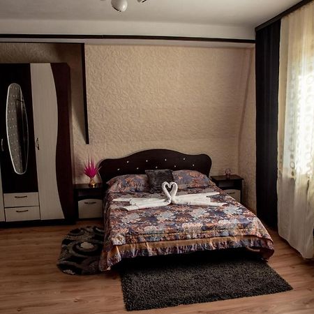 Casa Robi Hotel Pestisani Екстериор снимка