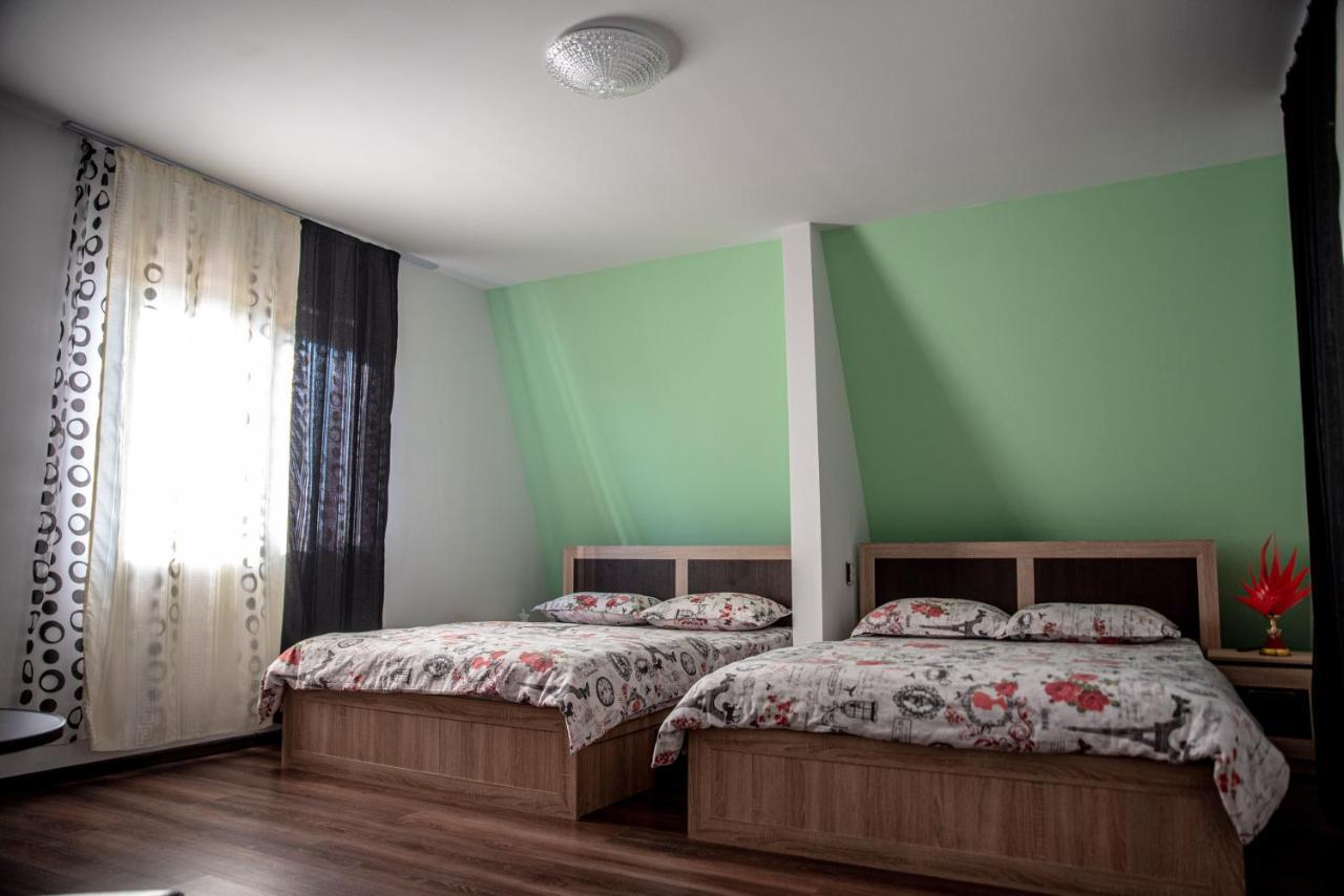 Casa Robi Hotel Pestisani Екстериор снимка
