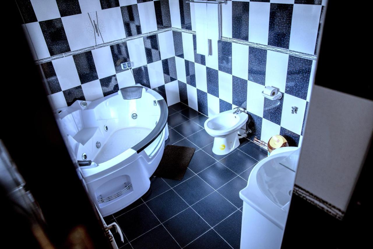 Casa Robi Hotel Pestisani Екстериор снимка