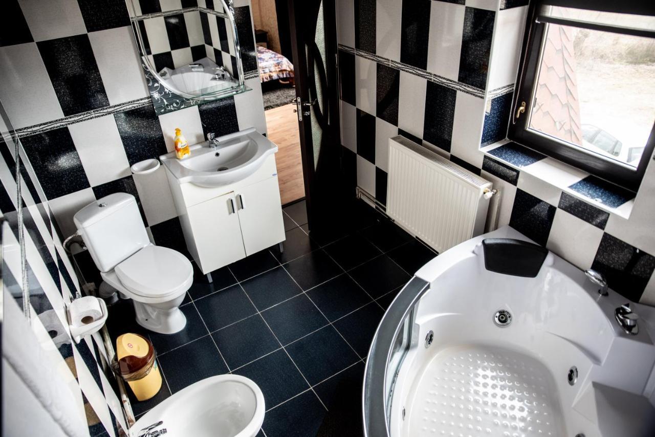 Casa Robi Hotel Pestisani Екстериор снимка