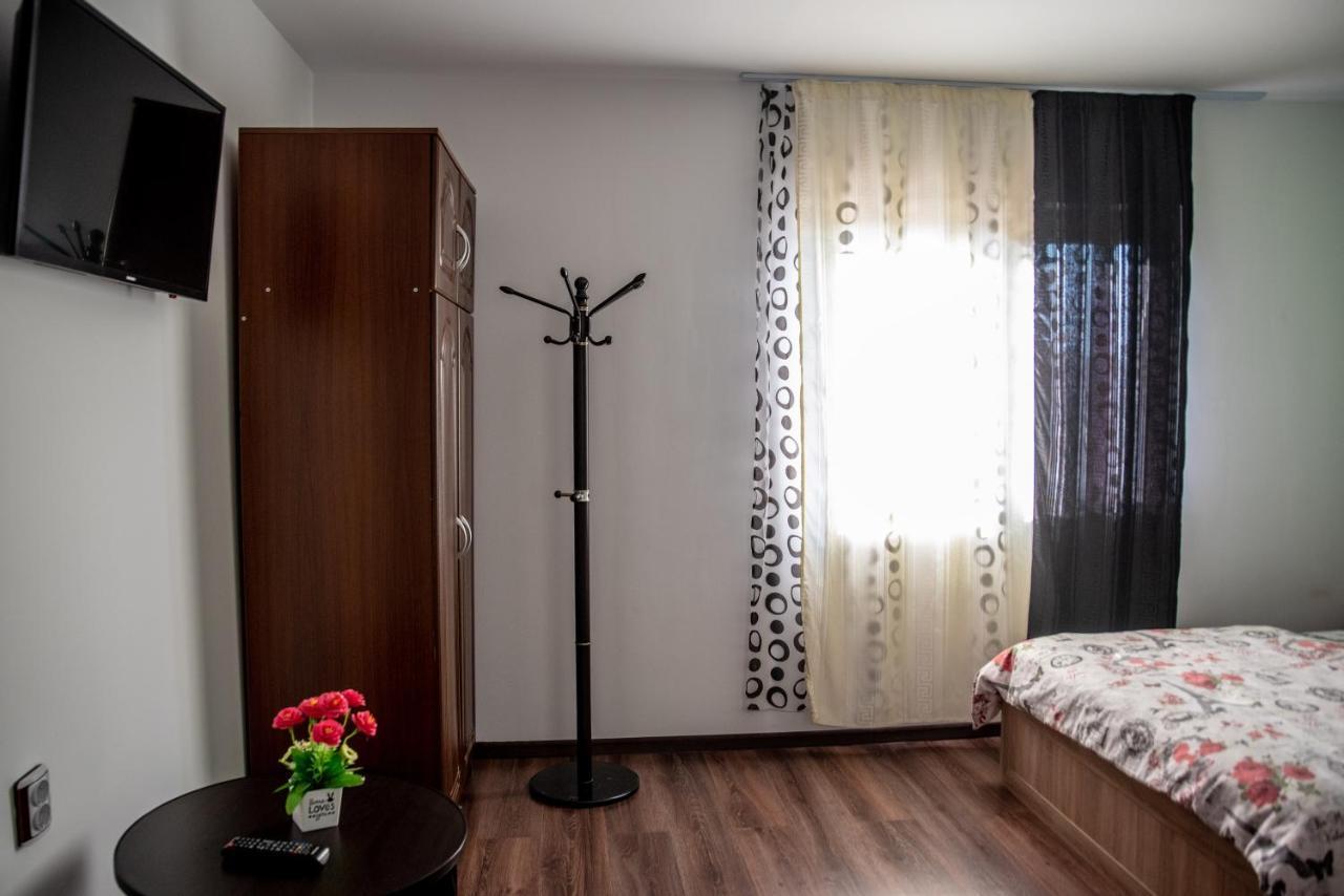 Casa Robi Hotel Pestisani Екстериор снимка